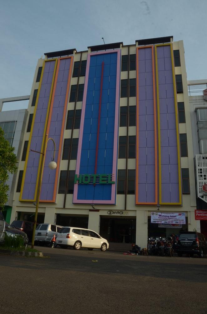 Hyper Inn Bandung Exterior photo